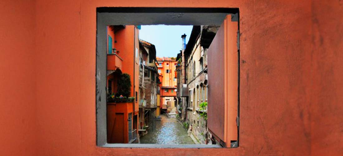 la finestrella di via piella a bologna