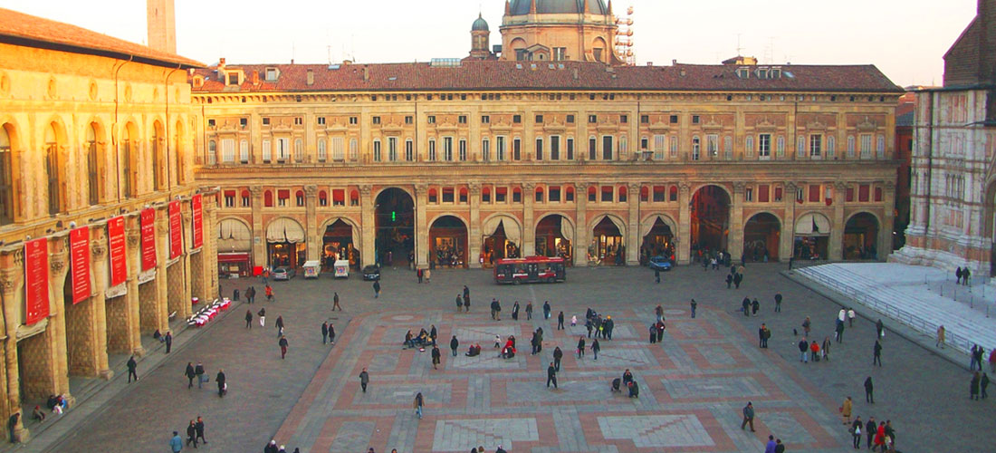 Piazza Maggiore e la fontana del Nettuno a Bologna